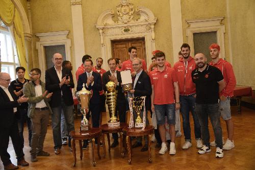 Fabio Scoccimarro (Assessore regionale Ambiente ed Energia), Massimiliano Fedriga (Presidente Regione Friuli Venezia Giulia),Tiziana Gibelli (Assessore regionale Cultura e Sport) premiano la squadra di basket Alma promossa in A1- Trieste 22/06/2018
